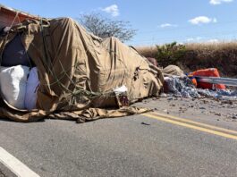 Caminhão tomba e interdita trecho da BR-230, no Sertão da Paraíba