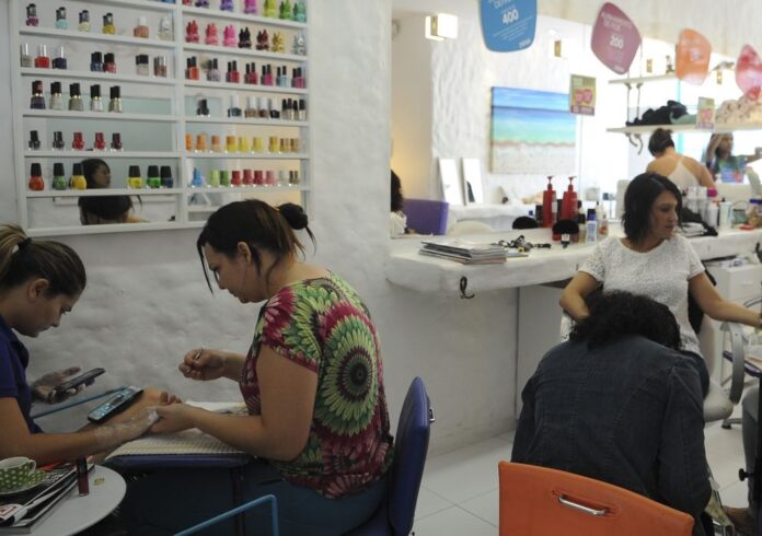 Cabelereiros e barbeiros, E / D : Cabelereiras,  Marina Praia e Vânia Praia