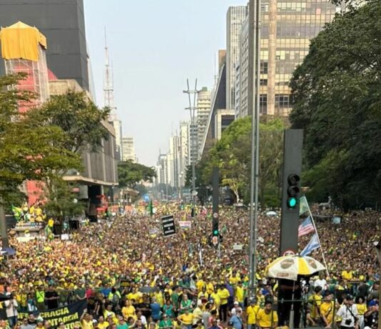 Ato em São Paulo pede impeachment de Moraes e anistia a 8 de janeiro