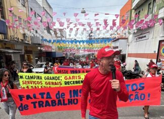 Sintab realiza ato público na Praça Clementino Procópio em Campina Grande