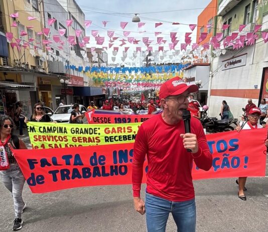 Sintab realiza ato público na Praça Clementino Procópio em Campina Grande