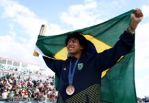 Augusto Akio garante medalha de bronze no skate park masculino