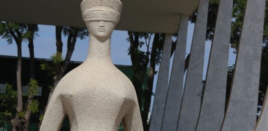 Fux assume relatoria de ação sobre visitas de esposa de Moraes ao Senado