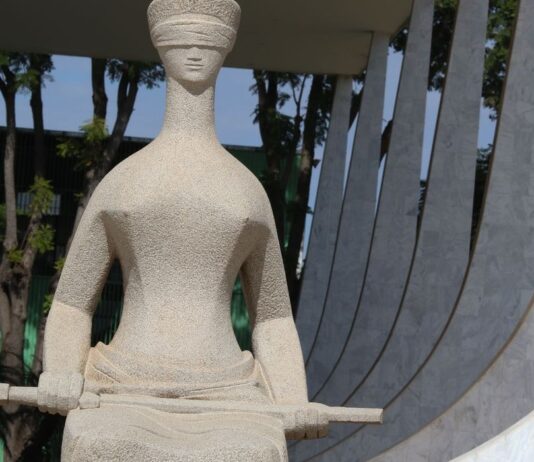 Fux assume relatoria de ação sobre visitas de esposa de Moraes ao Senado