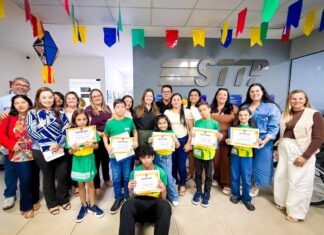 STTP premia estudantes finalistas do Concurso de Redação do Maio Amarelo com bicicletas e certificados