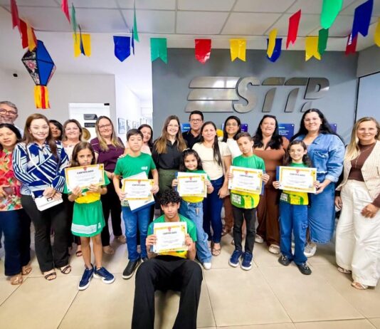 STTP premia estudantes finalistas do Concurso de Redação do Maio Amarelo com bicicletas e certificados