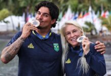 Gabriel Medina garante bronze e Tati Weston-Webb fica com prata no surfe feminino