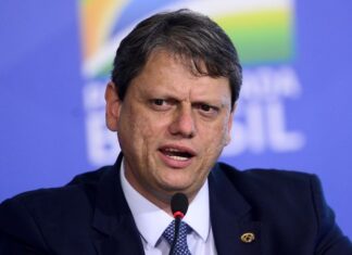Tarcísio de Freitas é reeleito governador de São Paulo no 1º turno