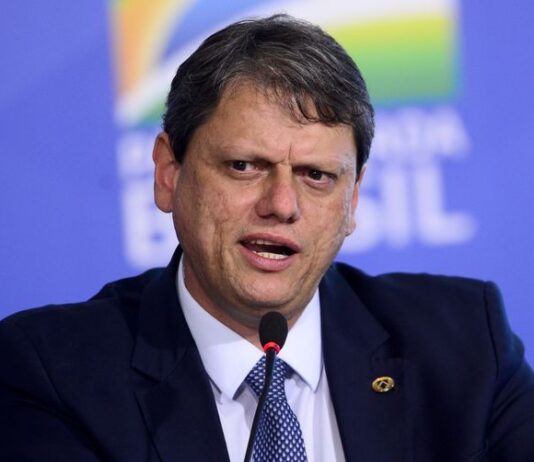 Tarcísio de Freitas é reeleito governador de São Paulo no 1º turno