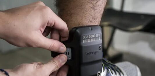 PM relata ao STF troca do carregador da tornozeleira de Bolsonaro