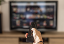 Mais da metade dos brasileiros acessa a internet pela TV