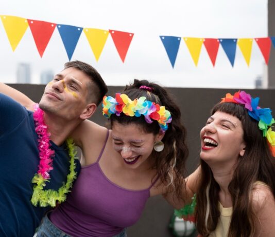 Dicas de cuidados com a alimentação e bebida no Carnaval