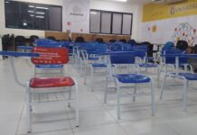 Cadeiras vazias em sala de aula simbolizam vítimas de feminicídio