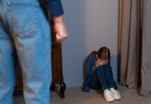 Como ajudar crianças que sofrem agressão