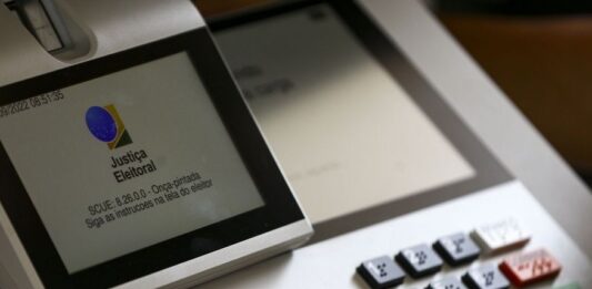 Onze governadores renunciam para disputar eleições de outubro