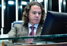 Líder da Maioria no Senado, Veneziano critica Trump por impor tarifa de 50% sobre exportações brasileiras a pedido de Bolsonaro