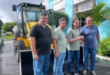 Veneziano entrega retroescavadeira e visita obras que tem recursos seus e da ex-Senadora Nilda Gondim em Alagoa Nova