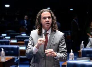 No Senado, Veneziano enaltece atuação dos servidores públicos nas esferas municipal, estadual e federal