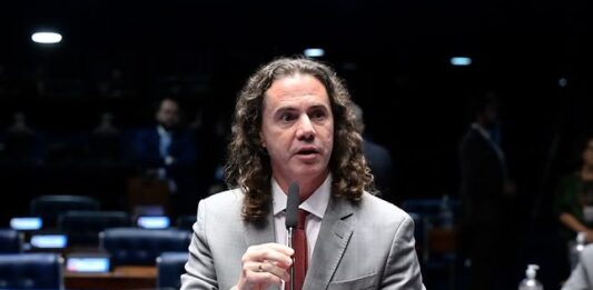 No Senado, Veneziano enaltece atuação dos servidores públicos nas esferas municipal, estadual e federal