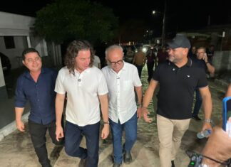 Ao lado de Cícero, Veneziano e prefeito Léo Martins entregam ruas pavimentadas na cidade de Sobrado