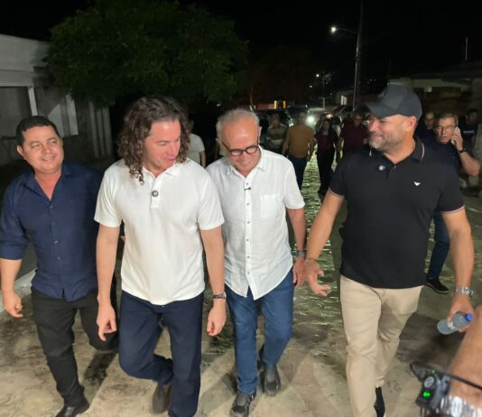 Ao lado de Cícero, Veneziano e prefeito Léo Martins entregam ruas pavimentadas na cidade de Sobrado