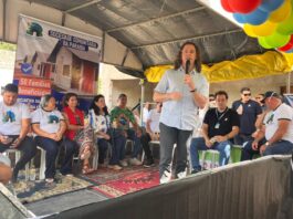 Veneziano ressalta articulação para garantir 145 casas em Mari e prefeita agradece ao Senador durante solenidade