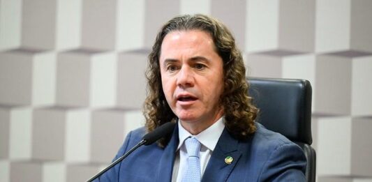 Veneziano assina requerimento de criação de CPI para investigar o escândalo financeiro do Banco Master