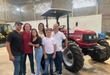 Em parceria com a Codevasf, Veneziano entrega máquinas agrícolas para beneficiar mais de 200 famílias de agricultores em Umbuzeiro