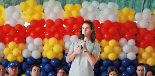 Veneziano representa o Governo Lula na assinatura da Ordem de Serviço para a construção de 150 casas em Sapé