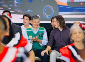 Ao lado do Ministro Wellington Dias, Veneziano participa de entrega de vans com acessibilidade a municípios paraibanos
