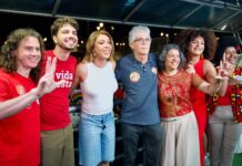 Ao lado da deputada federal Érika Hilton, Veneziano participa de ato pro-Lula que lotou o Ponto de Cem Reis, em João Pessoa