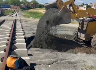 Prefeitura de Campina Grande iniciou neste sábado intervenção emergencial em linha férrea no bairro de Bodocongó