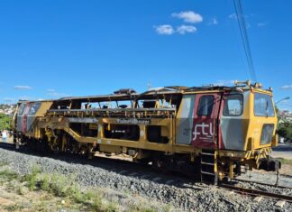 Obras do VLT avançam com chegada de máquina especializada para nivelamento e alinhamento da via permanente