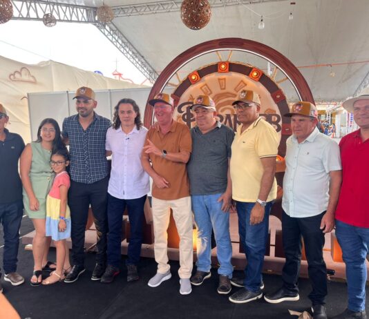 Veneziano participa da Farra da Cabra em Parari, prefeito celebra mais de R$ 10 milhões investidos e reafirma compromissos