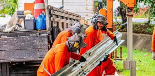 Segurança viária: Prefeitura de Campina Grande instala defensas metálicas no Canal do Prado