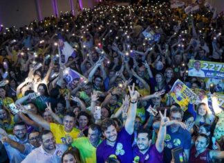 Vitor reúne multidão e palanque de peso em grande encontro que consolida candidatura