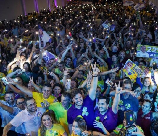 Vitor reúne multidão e palanque de peso em grande encontro que consolida candidatura