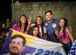 Vitor recebe apoio dos moradores do Ronaldo Cunha Lima e Três Irmãs durante caminhada em Campina