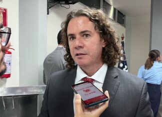 Justiça manda identificar quem está por trás de estrutura digital e quem pagou anúncios contra Veneziano