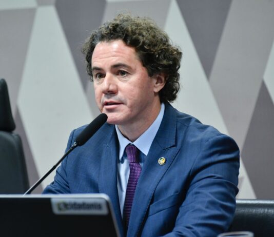 Veneziano Vital do Rêgo confirma candidatura à reeleição ao senado em 2026