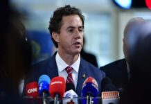Em nota, senador Veneziano, restabelece a verdade sobre sua postura de vida e na política