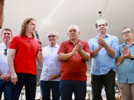 Ao lado de Cícero e Leo Bezerra, Veneziano prestigia os 43 anos do bairro de Mangabeira, em João Pessoa