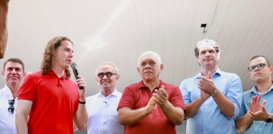 Ao lado de Cícero e Leo Bezerra, Veneziano prestigia os 43 anos do bairro de Mangabeira, em João Pessoa